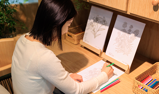 식물 색칠을 통해 엄마는 힐링의 시간을 가져요.